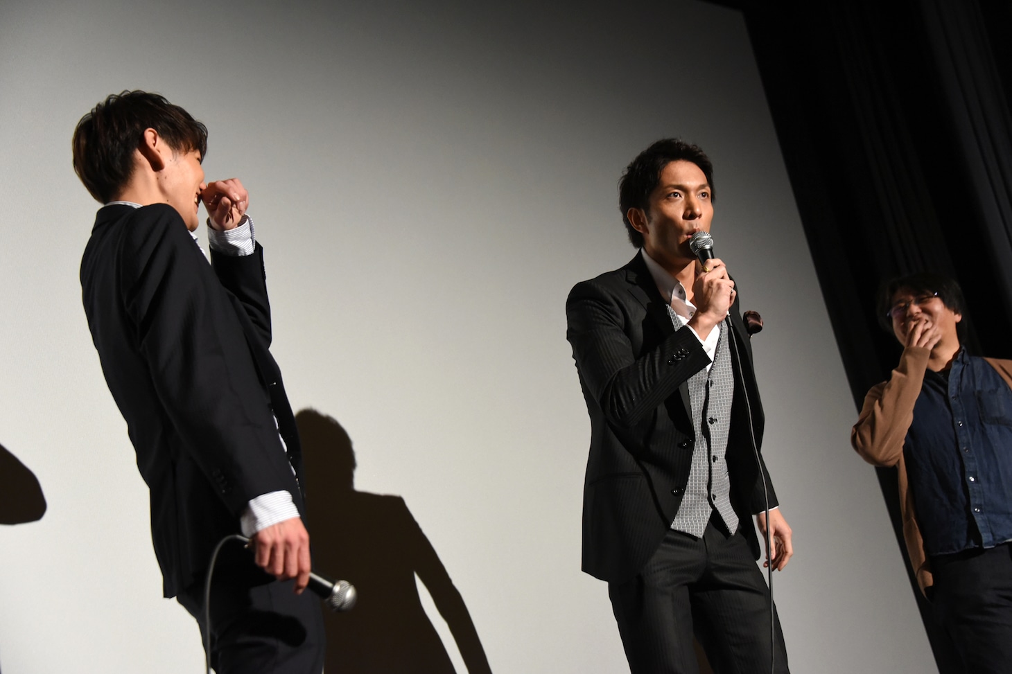 「口笛がめちゃくちゃ下手」という渡邊将のモノマネをする北代高士（中央）。