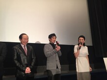 左から中村梅雀、津田寛治、田中美里。