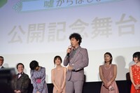 「死ぬ気で宣伝してくれ！ノルマは10人」と観客に呼びかける大泉洋（中央）。