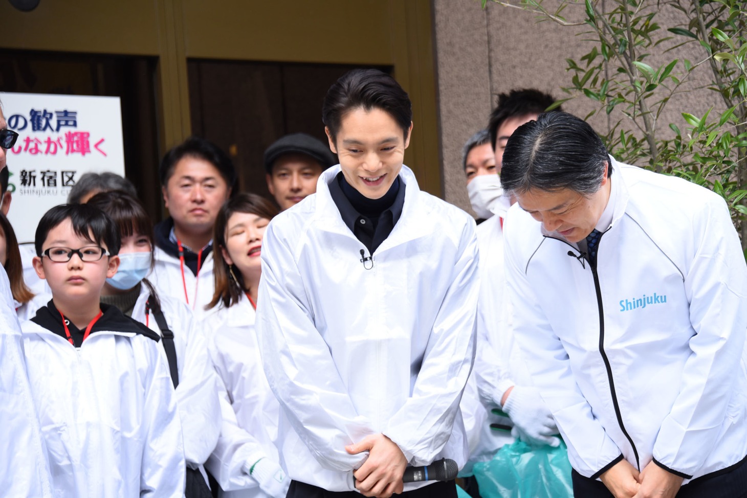 挨拶する窪田正孝（中央）と新宿区長の吉住健一（右）。