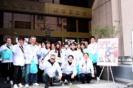 「初恋」歌舞伎町クリーンイベント出発式の様子。前列左から三池崇史、窪田正孝、新宿区長の吉住健一。
