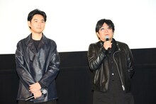 左から松田龍平、大友啓史。