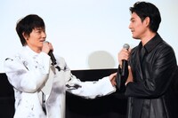 「影裏」公開記念舞台挨拶にて、左から綾野剛、松田龍平。