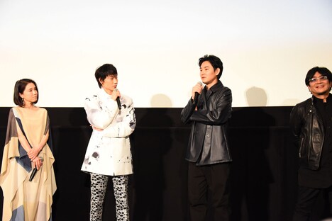 「影裏」公開記念舞台挨拶の様子。