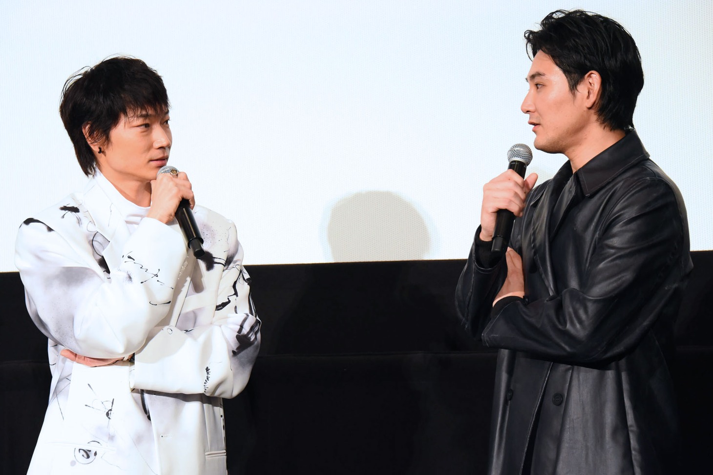 左から綾野剛、松田龍平。