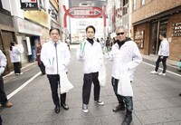 左から新宿区長の吉住健一、窪田正孝、三池崇史。