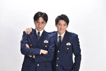 ドラマ「未満警察 ミッドナイトランナー」より、本間快役の中島健人（左）と一ノ瀬次郎役の平野紫耀（右）。