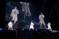 2月15日夜公演より、「Butterfly」パフォーマンスの様子。