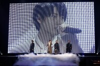 2月16日昼公演より、「White Serenade」パフォーマンスの様子。