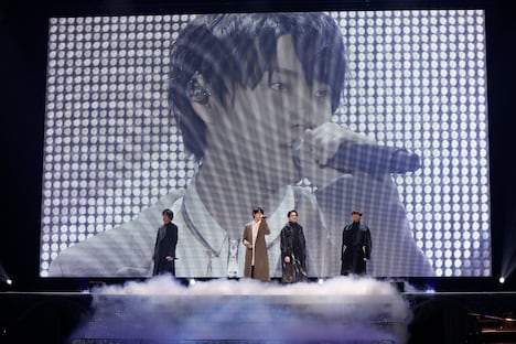 2月16日昼公演より、「White Serenade」パフォーマンスの様子。