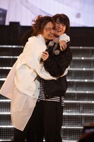 2月16日夜公演のMC中、神木隆之介（右）に抱きつく松岡広大（左）。