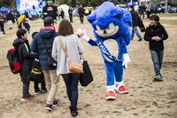 ファンと交流するソニック。
