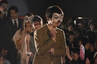 仮面姿で登場したキャストたち。