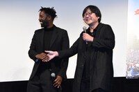 左からラジ・リ、細田守。