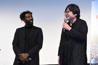 左からラジ・リ、細田守。