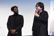 左からラジ・リ、細田守。