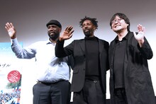 左からスティーヴ・ティアンチュー、ラジ・リ、細田守。