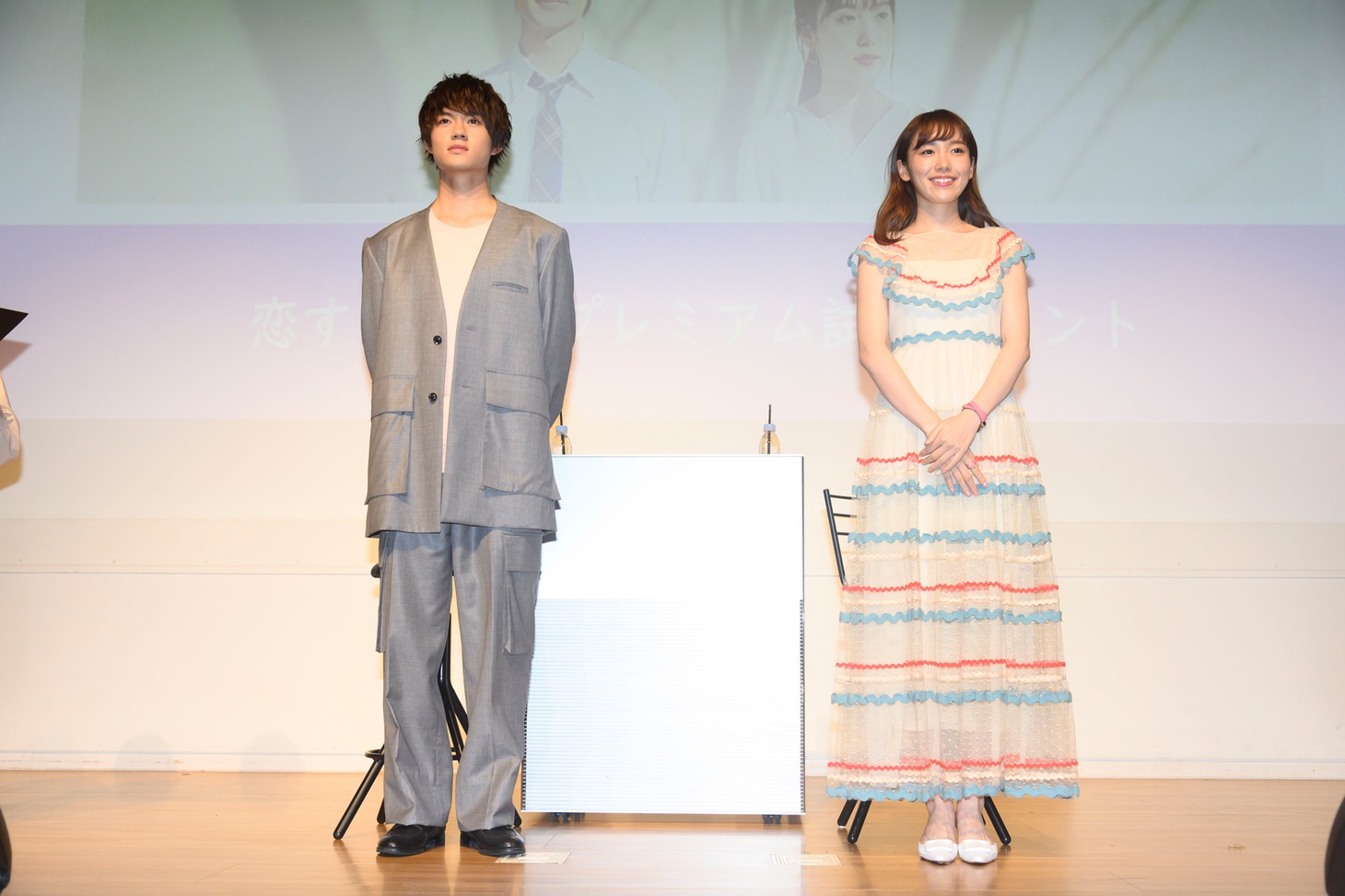 左から佐野勇斗、飯豊まりえ。