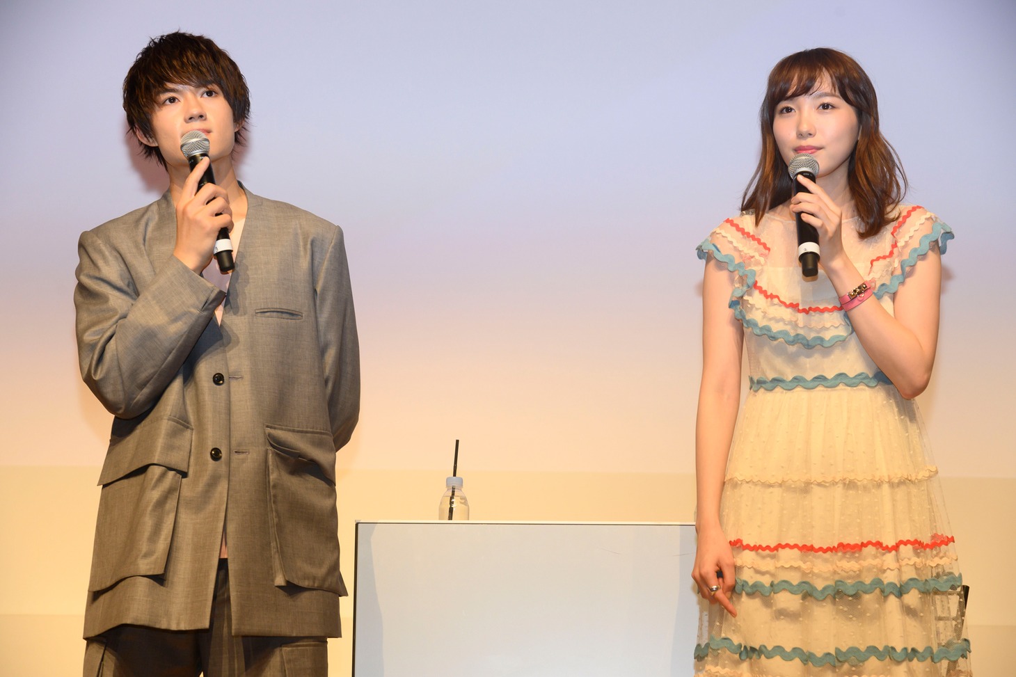左から佐野勇斗、飯豊まりえ。