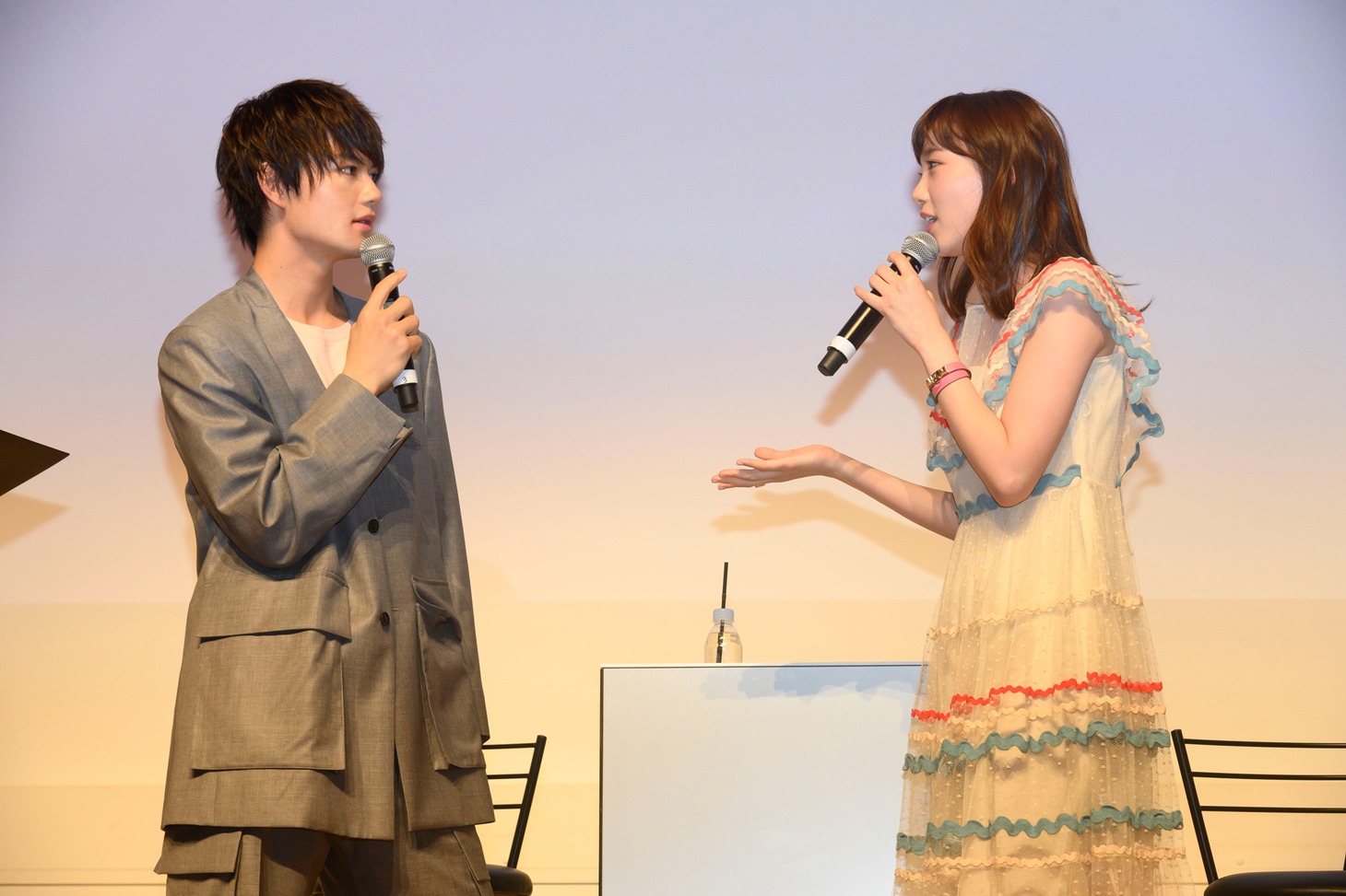左から佐野勇斗、飯豊まりえ。
