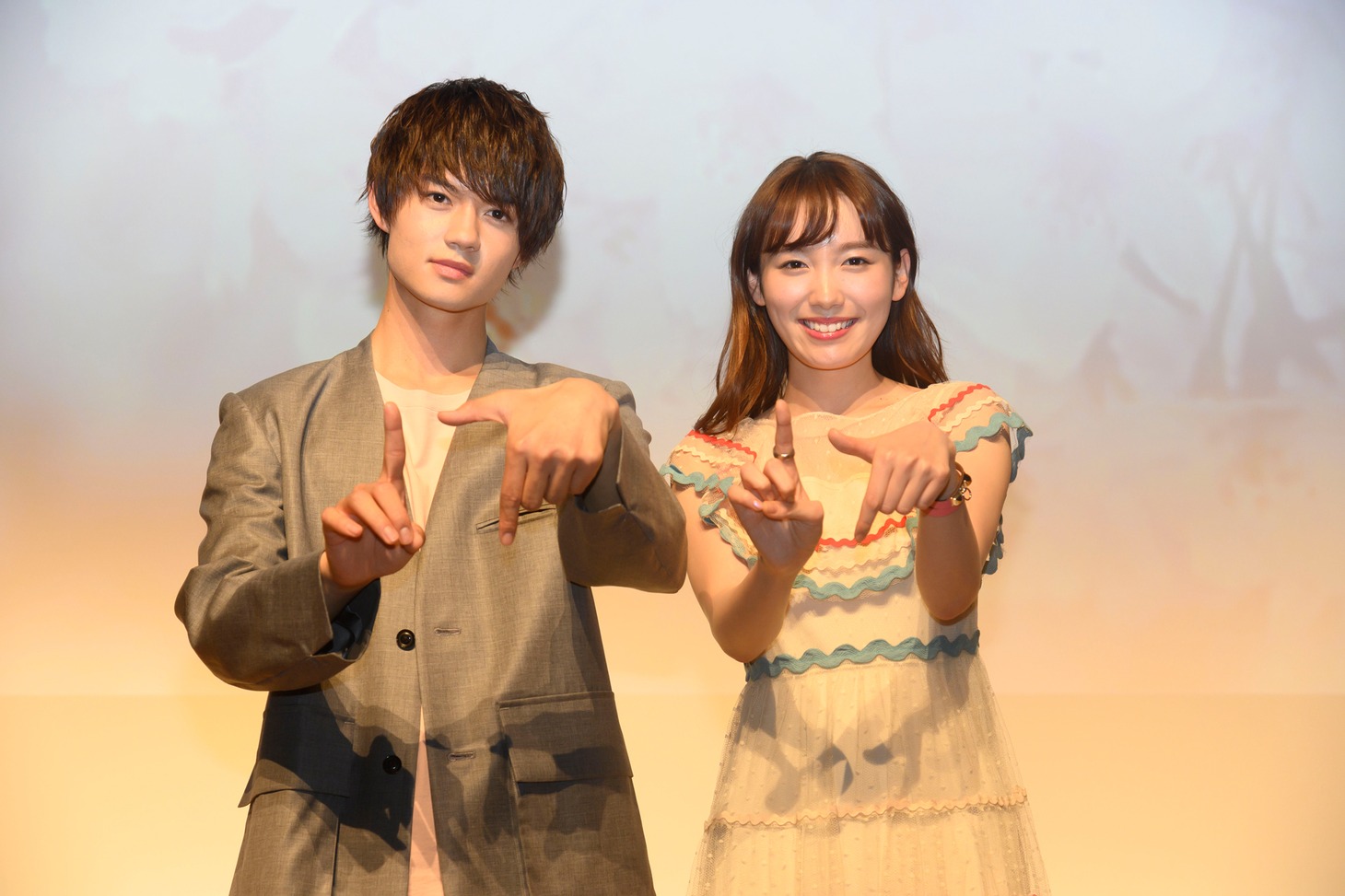 左から佐野勇斗、飯豊まりえ。