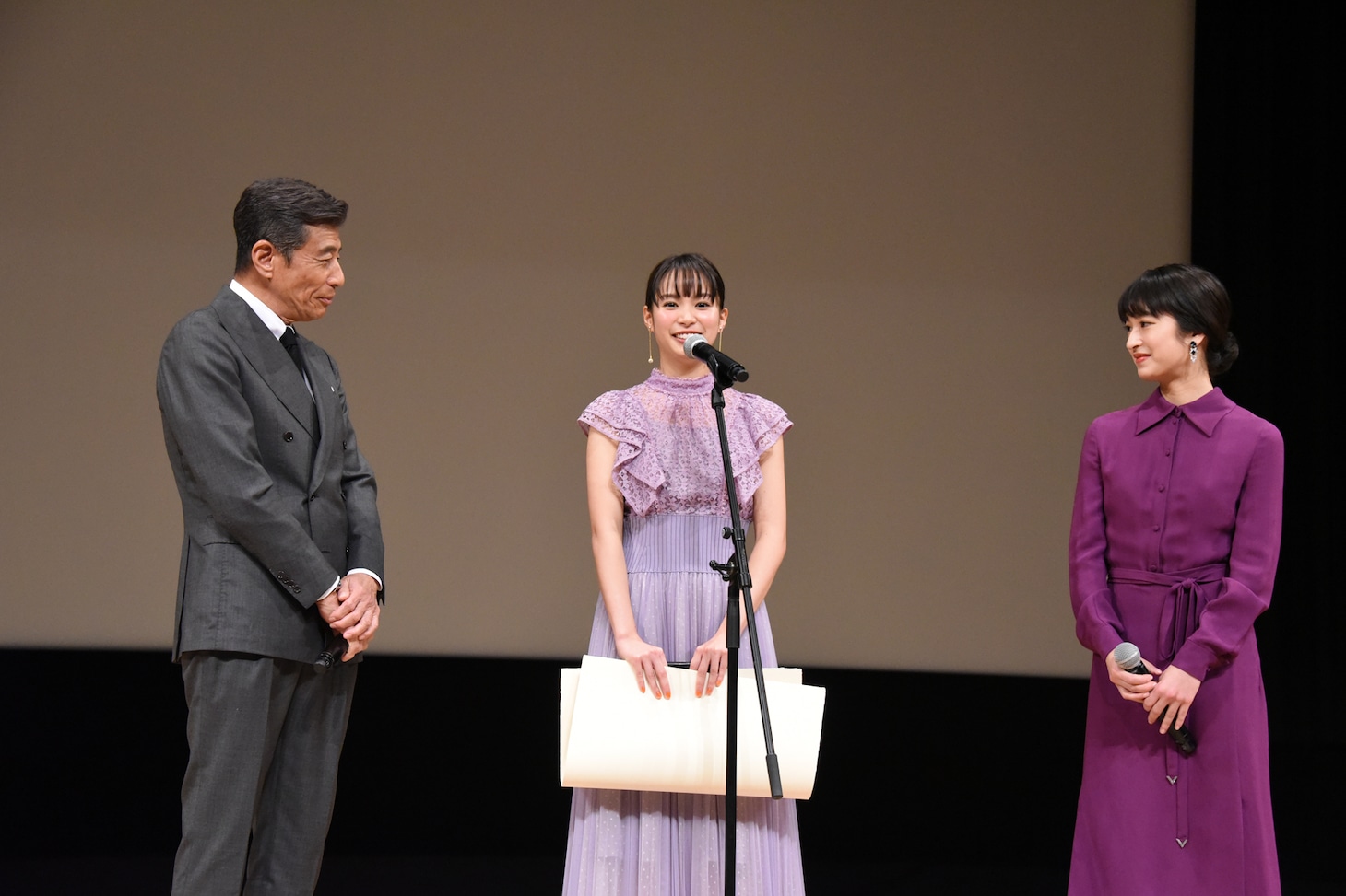 第62回ブルーリボン賞授賞式の様子。左から舘ひろし、関水渚、門脇麦。