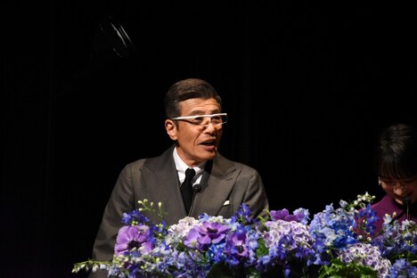 眼鏡型拡大鏡をかける舘ひろし。