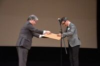 中井貴一（右）