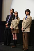 左から兼崎健太郎、紺野彩夏、板垣李光人。