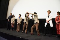 「仮面ライダージオウ」テレビシリーズの、桜の造花を使った卒業式シーンの撮影を回想する奥野壮（中央左）と押田岳（中央右）。