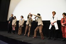 「仮面ライダージオウ」テレビシリーズの、桜の造花を使った卒業式シーンの撮影を回想する奥野壮（中央左）と押田岳（中央右）。