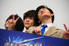 奥野壮（中央）にもたれかかる押田岳（右）。