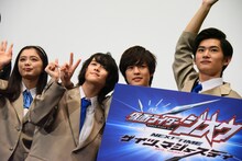 左から紺野彩夏、板垣李光人、奥野壮、押田岳。