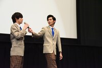 退場時、奥野壮（左）にマイクを託す押田岳（右）。