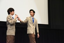 退場時、奥野壮（左）にマイクを託す押田岳（右）。