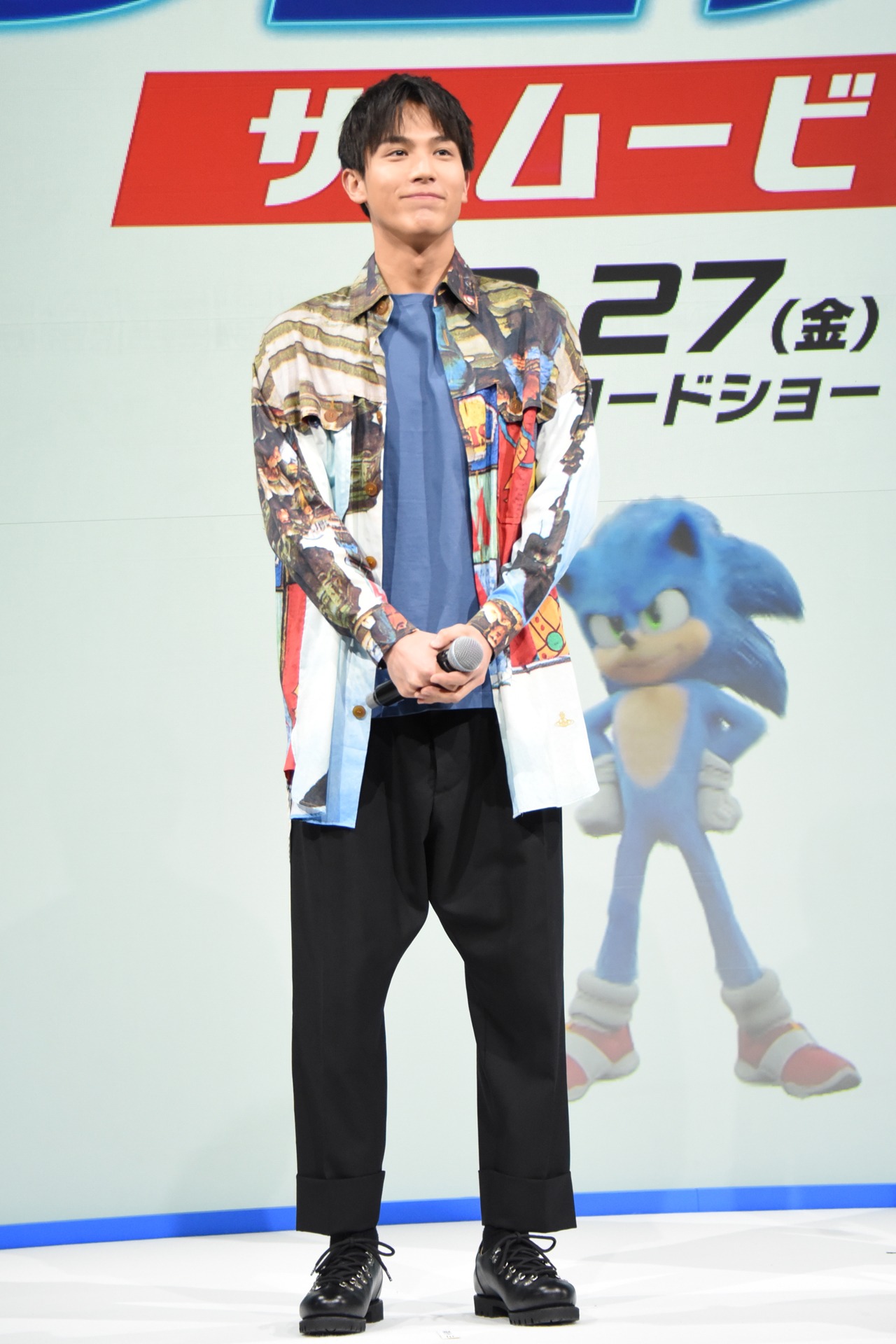 緊張の面持ちで登場した中川大志。