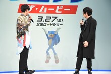全米でのヒットを喜ぶソニックを見守る、中川大志（左）と山寺宏一（右）。