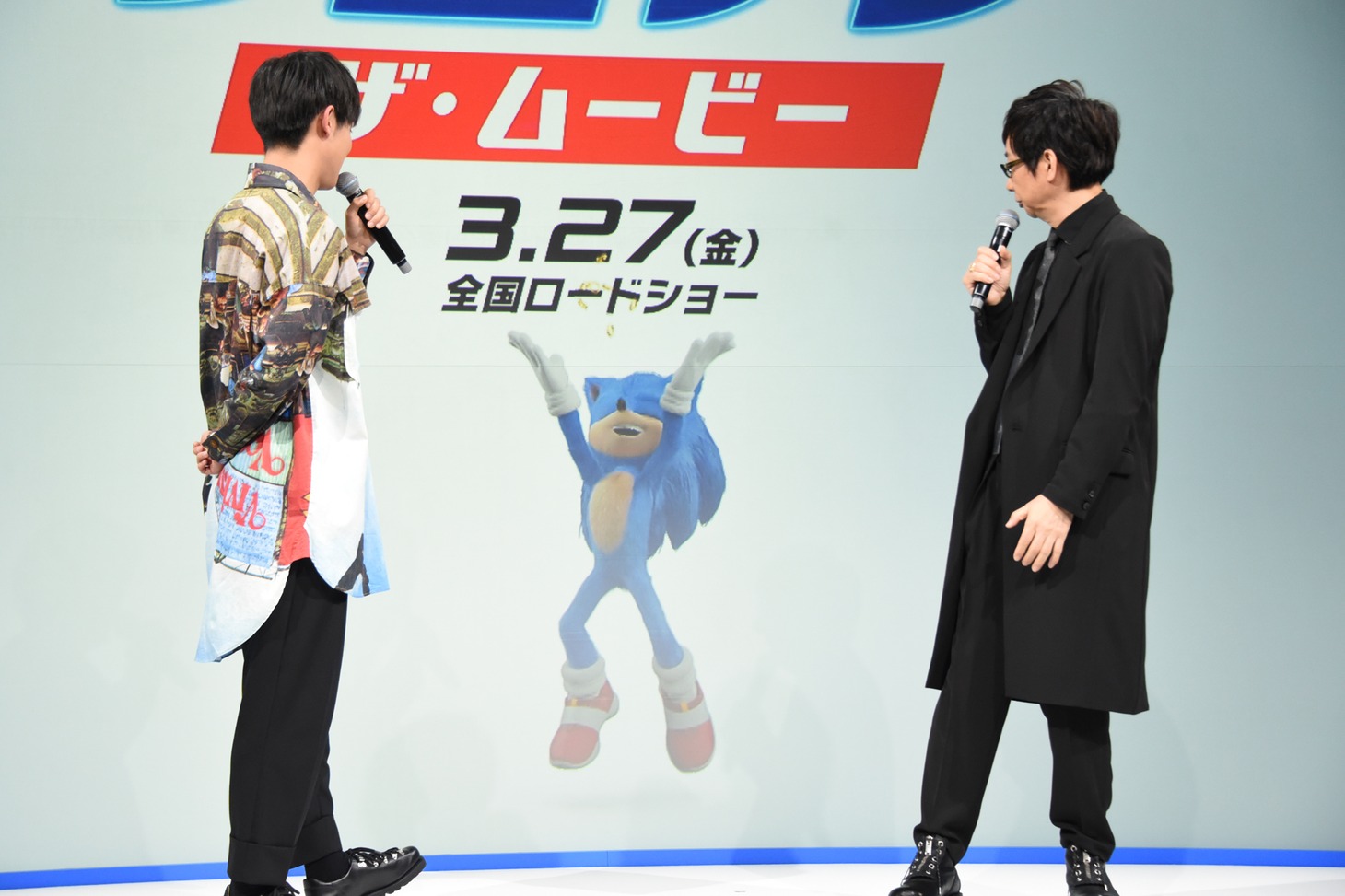 全米でのヒットを喜ぶソニックを見守る、中川大志（左）と山寺宏一（右）。