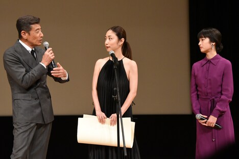 左から舘ひろし、MEGUMI、門脇麦。