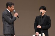左から舘ひろし、吉沢亮。
