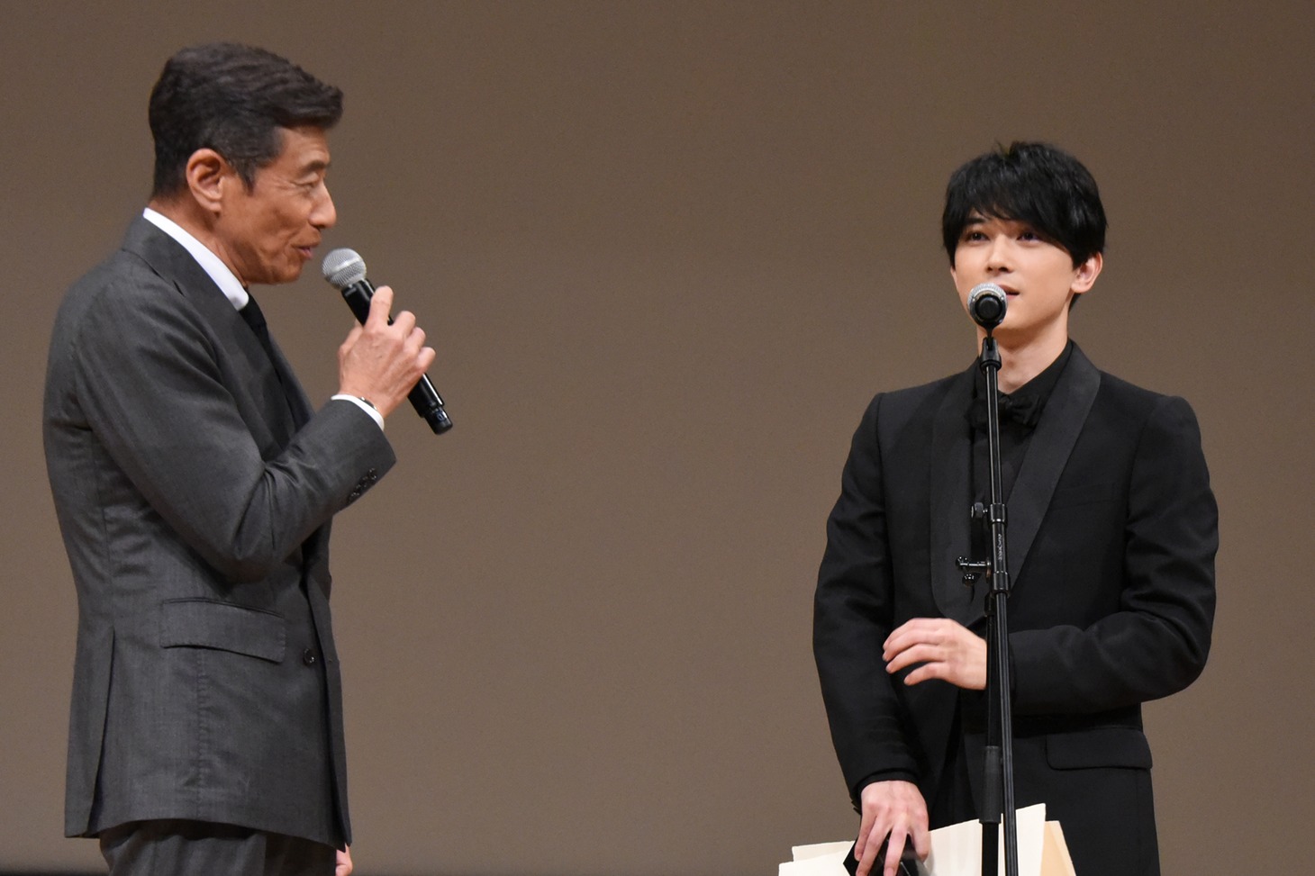 左から舘ひろし、吉沢亮。