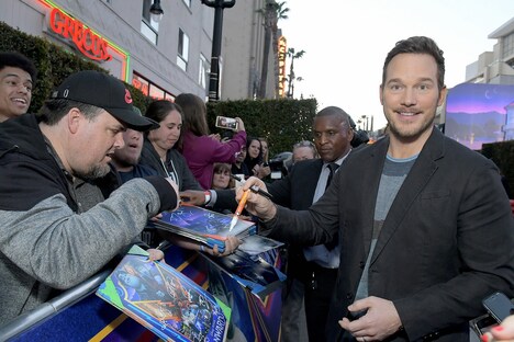 クリス・プラット（右）