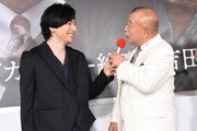 左から生田斗真、笑福亭鶴瓶。