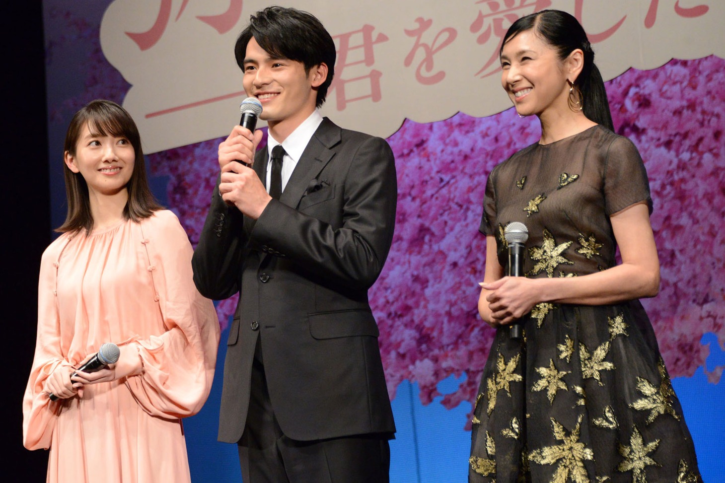 緊張気味に挨拶する岡田健史（中央）。