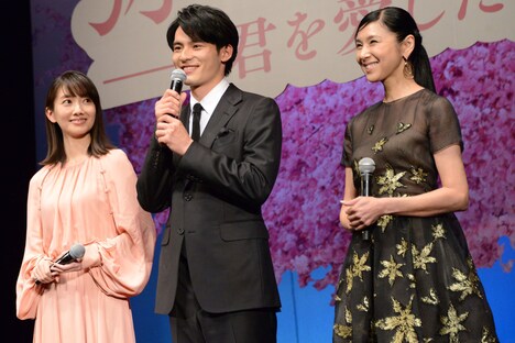 緊張気味に挨拶する岡田健史(中央)。