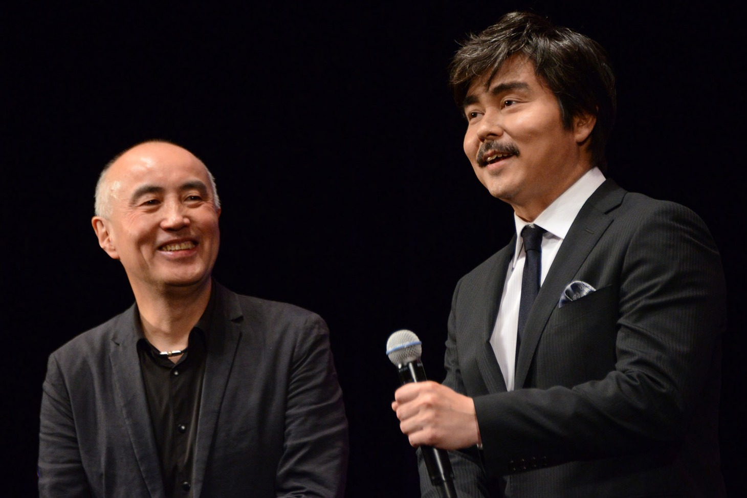 左から遊川和彦、小澤征悦。