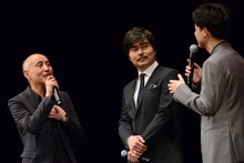 左から遊川和彦、小澤征悦、成田凌。