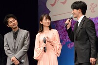 成田凌（左）の息子役ができたことを喜ぶ岡田健史（右）。