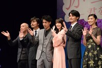 「弥生、三月-君を愛した30年-」の完成披露試写会にて、左から遊川和彦、小澤征悦、成田凌、波瑠、岡田健史、黒木瞳。
