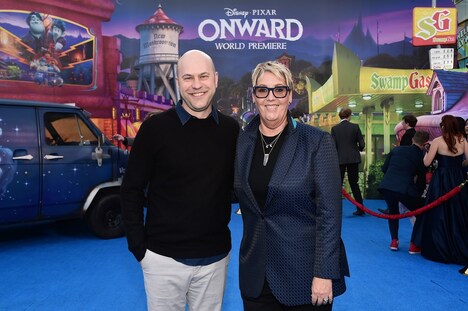 左からダン・スキャンロン、プロデューサーのコーリー・レイ。